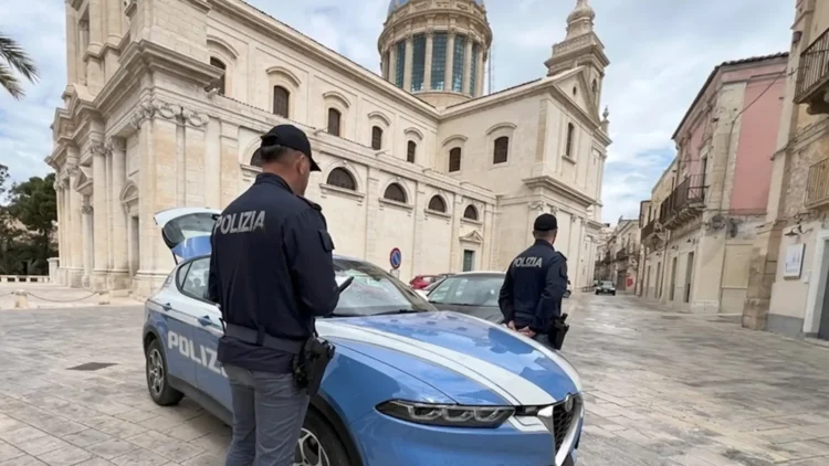 Agenti della Polizia di Stato davanti a una volante durante un servizio di controllo nel centro di Comiso