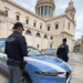 Agenti della Polizia di Stato davanti a una volante durante un servizio di controllo nel centro di Comiso