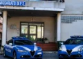 Due auto della Polizia di Stato davanti al Commissariato di Vittoria durante un'operazione di controllo del territorio