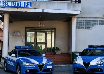 Due auto della Polizia di Stato davanti al Commissariato di Vittoria durante un'operazione di controllo del territorio