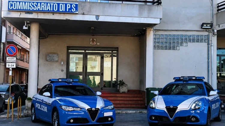 Due auto della Polizia di Stato davanti al Commissariato di Vittoria durante un'operazione di controllo del territorio