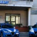 Due auto della Polizia di Stato davanti al Commissariato di Vittoria durante un'operazione di controllo del territorio