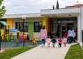 Ingresso di un asilo nido con area giochi esterna, immagine rappresentativa dei nuovi servizi per l’infanzia a Modica.