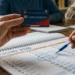 Illustrazione fotorealistica di una carta sociale e calendario pagamenti INPS, rappresentazione economica