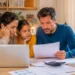 Famiglia italiana che controlla online i pagamenti dell’Assegno Unico di giugno 2026 da casa.