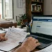 Famiglia consulta il portale INPS per aggiornare l'ISEE necessario all'Assegno Unico 2026
