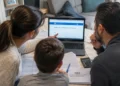 Famiglia al computer mentre consulta i documenti ISEE e i servizi INPS per l'Assegno Unico.