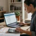 Famiglia che consulta un portale INPS su computer con calendario pagamenti assegno unico giugno 2026