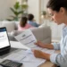 Genitore consulta documenti ISEE e informazioni sui pagamenti dell’Assegno unico da casa
