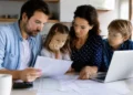 Famiglia che consulta documenti ISEE e servizi online per l’Assegno Unico in vista dei pagamenti di giugno 2026