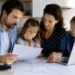 Famiglia che consulta documenti ISEE e servizi online per l’Assegno Unico in vista dei pagamenti di giugno 2026