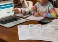 Calcolo Assegno unico INPS su computer con documenti ISEE