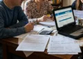 Famiglia consulta il calendario dei pagamenti dell'Assegno unico INPS