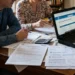 Famiglia consulta il calendario dei pagamenti dell'Assegno unico INPS