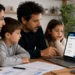 Famiglia italiana che controlla online i pagamenti dell’Assegno Unico di giugno 2026 dal computer di casa