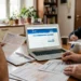 Illustrazione fotorealistica AI di famiglia che consulta documenti ISEE per assegno unico 2026