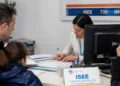 Famiglia presso un CAF per l’aggiornamento dell’Isee necessario all’Assegno Unico 2026