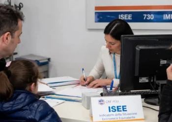 Famiglia presso un CAF per l’aggiornamento dell’Isee necessario all’Assegno Unico 2026