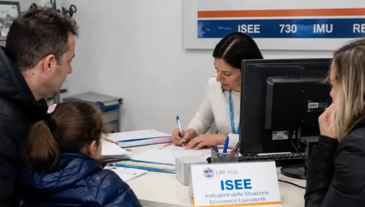 Famiglia presso un CAF per l’aggiornamento dell’Isee necessario all’Assegno Unico 2026