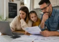 Famiglia consulta documenti ISEE per aggiornare l’Assegno unico 2026