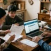Famiglia consulta i servizi INPS per aggiornare l’Isee e ricevere l’assegno unico