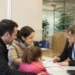Famiglia presso uno sportello CAF per l’aggiornamento dell’ISEE necessario all’Assegno Unico