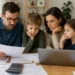 Famiglia consulta documenti ISEE per l’Assegno unico prima della scadenza del 30 giugno.