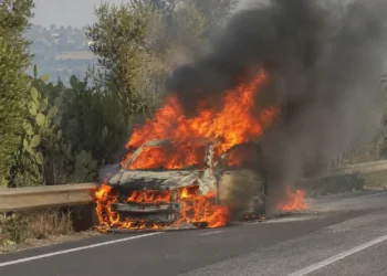 Auto in fiamme sulla Modica-Pozzallo: traffico paralizzato e lunghe code vicino a un distributore