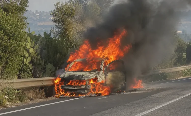 Auto in fiamme sulla Modica-Pozzallo: traffico paralizzato e lunghe code vicino a un distributore