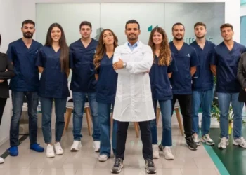 Staff sanitario di Manu Medica guidato dal dottor Giovanni Aprile in una foto di gruppo all'interno del centro medico