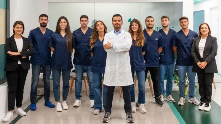 Staff sanitario di Manu Medica guidato dal dottor Giovanni Aprile in una foto di gruppo all'interno del centro medico