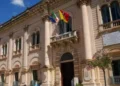 Facciata del Municipio di Scicli, sede dell’amministrazione comunale che ha annunciato azioni legali contro contenuti diffamatori sui social.