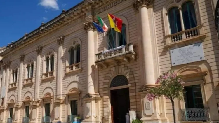 Facciata del Municipio di Scicli, sede dell’amministrazione comunale che ha annunciato azioni legali contro contenuti diffamatori sui social.