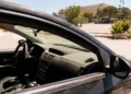 Auto parcheggiata sotto il sole estivo in un parcheggio di Marsiglia, con l'interno surriscaldato visibile attraverso il finestrino