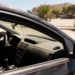Auto parcheggiata sotto il sole estivo in un parcheggio di Marsiglia, con l'interno surriscaldato visibile attraverso il finestrino