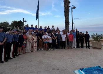 Cerimonia dell'alzabandiera della Bandiera Blu sul lungomare di Sampieri con autorità, associazioni e cittadini