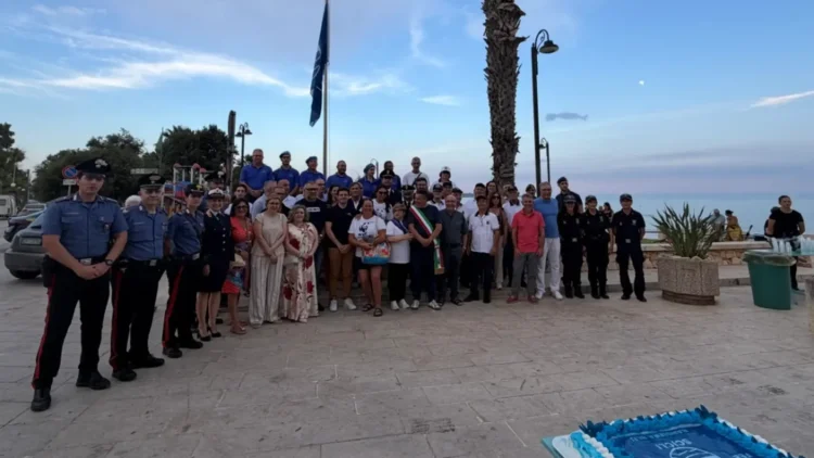 Cerimonia dell'alzabandiera della Bandiera Blu sul lungomare di Sampieri con autorità, associazioni e cittadini