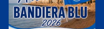 Manifesto della cerimonia della Bandiera Blu 2026 a Sampieri con la bandiera della FEE e il lungomare sullo sfondo