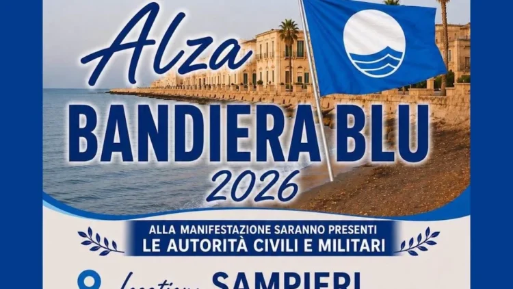 Manifesto della cerimonia della Bandiera Blu 2026 a Sampieri con la bandiera della FEE e il lungomare sullo sfondo