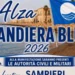 Manifesto della cerimonia della Bandiera Blu 2026 a Sampieri con la bandiera della FEE e il lungomare sullo sfondo