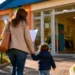 Immagine generata con intelligenza artificiale a scopo illustrativo che raffigura un genitore con un bambino all’ingresso di un asilo nido durante la presentazione della domanda per il Bonus asilo nido 2026