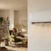 Condizionatore moderno a parete installato in un soggiorno luminoso durante una giornata estiva.
