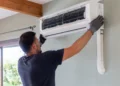 Tecnico durante l'installazione di un climatizzatore ad alta efficienza in un'abitazione