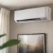 Climatizzatore a parete installato in un’abitazione con luce naturale proveniente dalla finestra