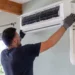Tecnico durante l'installazione di un climatizzatore ad alta efficienza in un'abitazione