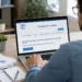 Professionista al computer mentre presenta online la domanda per il bonus Iscro 2026.