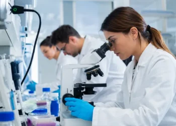 Ricercatori e specializzandi al lavoro in un laboratorio universitario, immagine rappresentativa delle borse di studio destinate agli specializzandi dell'area sanitaria non medica in Sicilia