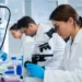 Ricercatori e specializzandi al lavoro in un laboratorio universitario, immagine rappresentativa delle borse di studio destinate agli specializzandi dell'area sanitaria non medica in Sicilia