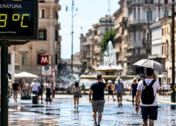 Persone in una città italiana durante una giornata di forte caldo estivo causato dall’ondata di calore