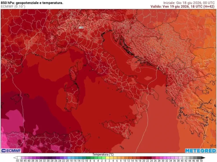 Carta meteorologica ECMWF con temperature elevate e anticiclone africano sull'Italia durante l'ondata di caldo.